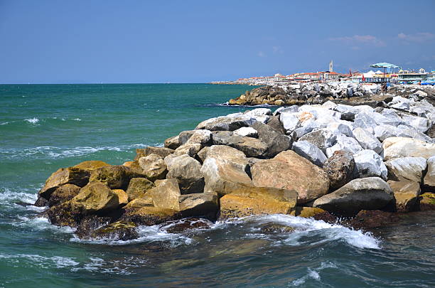 vista picturesque na praia na marina di pisa, toscana, itália - marina di pisa imagens e fotografias de stock