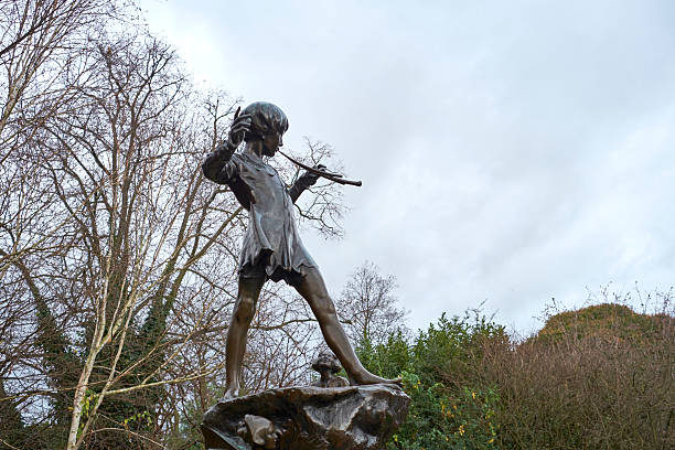 statue peter pan - kensington gardens стоковые фото и изображения