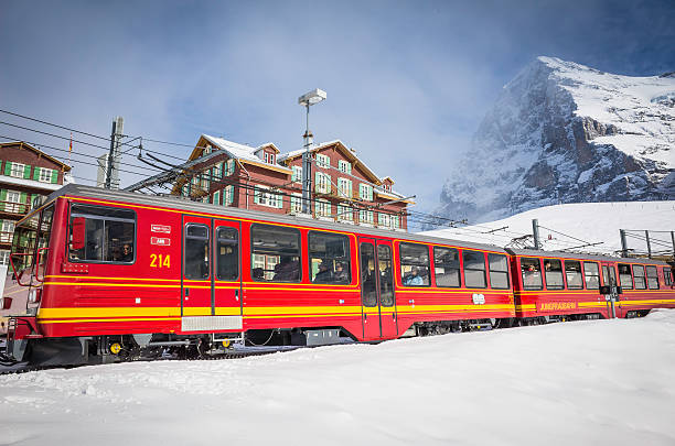 coloridos skiers de transporte ferroviario de los alpes y de los turistas nívea resort, suiza - eiger switzerland mountain sport fotografías e imágenes de stock