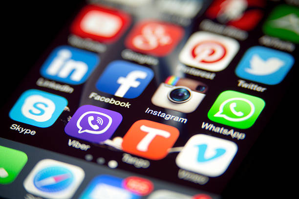 ソーシャルメディアアプリを apple iphone - social media flickr facebook application software ストックフォトと画像