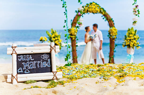 ceremonia ślubu na plaży - just sand zdjęcia i obrazy z banku zdjęć