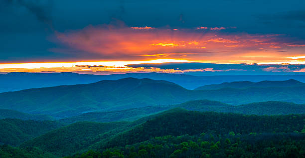 istock Colorful spring sunset over the Blue Ridge Mountains, seen from 530661939