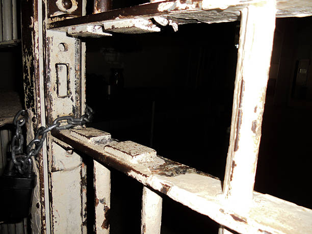 porte de prison - alcatraz island prison penitentiary officer photos et images de collection