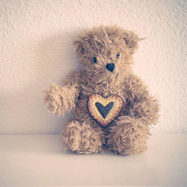 istock Little teddy bear sit down with heart cookie 530662827