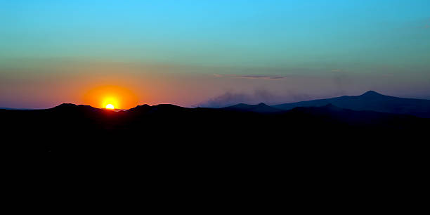 bei sonnenuntergang - fog desert arabia sunset stock-fotos und bilder