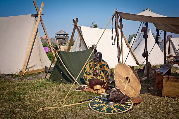 vichinghi encampment - history knight historical reenactment military foto e immagini stock