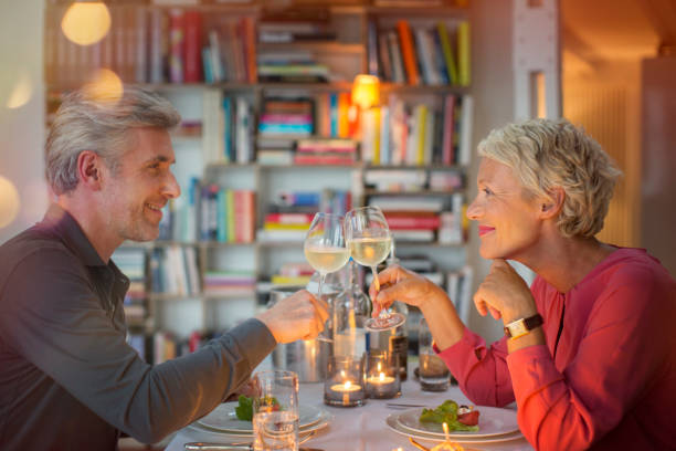 로맨틱한 저녁 식사에서 서로 토스트하는 오래된 부부 - date night 뉴스 사진 이미지