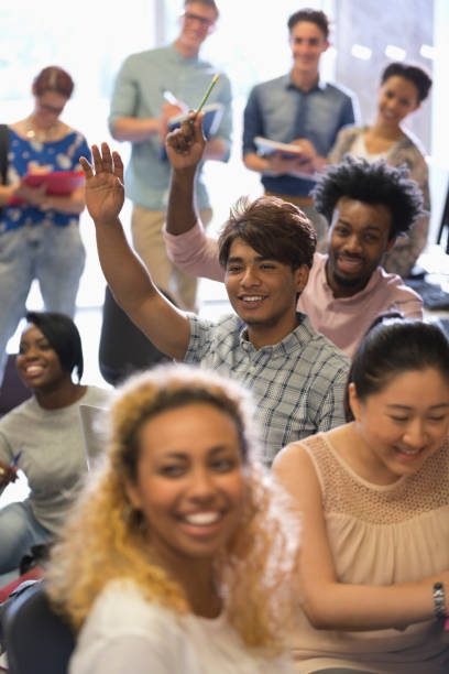 студенты университета поднимают руки на it-семинаре - computer student mixed race person multi ethnic group стоковые фото и изображения