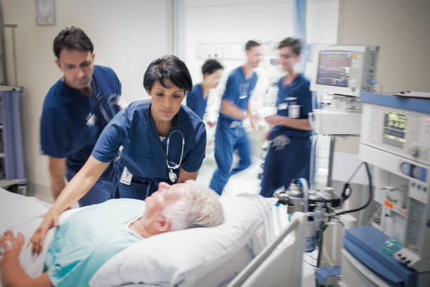 due medici che preparano il paziente anziano prima della procedura medica - evento catastrofico foto e immagini stock