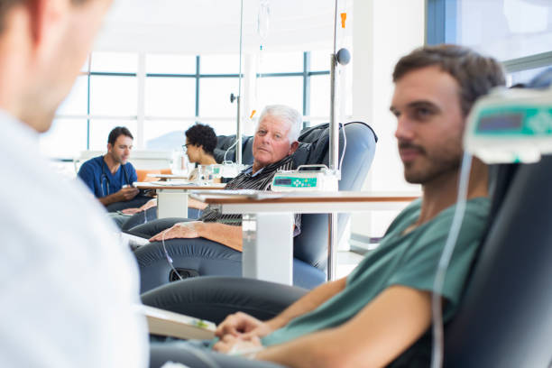 fotografii de stoc, fotografii și imagini scutite de redevențe cu medicii vorbesc cu pacienții care primesc tratament medical în secția spitalului - medicament de chimioterapie