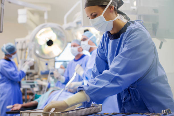 enfermeira usando esfregões preparando instrumentos médicos em teatro operacional - sala de cirurgia - fotografias e filmes do acervo