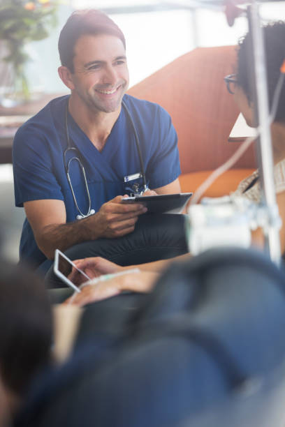 lekarz trzymający tablet cyfrowy, rozmawiający z pacjentem poddawanym leczeniu w przychodni - stethoscope blue healthcare and medicine occupation zdjęcia i obrazy z banku zdjęć