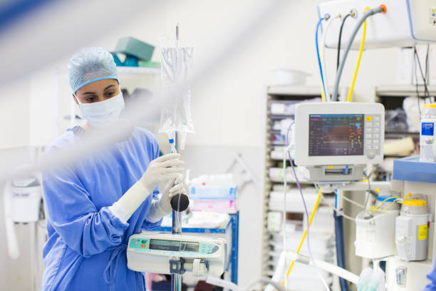 медсестра, с�тоящая рядом с медицинским и контрольным оборудованием - медсестра стоковые фото и изображения