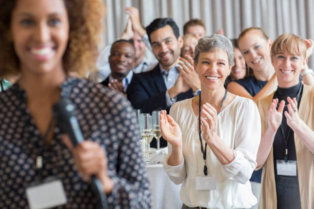 gruppe von menschen applaudiert nach der rede während der konferenz - presentation stock-fotos und bilder