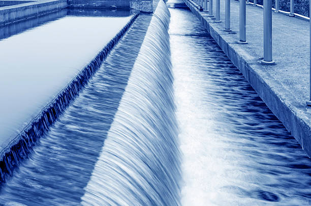 современный городской завод сточных вод. - sewage treatment plant water sewage sewer стоковые фото и изображения