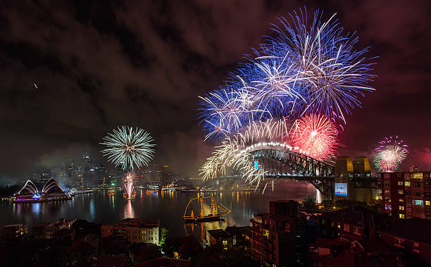 sydney harbour 2015 con fuochi d'artificio - firework display pyrotechnics cityscape high up foto e immagini stock