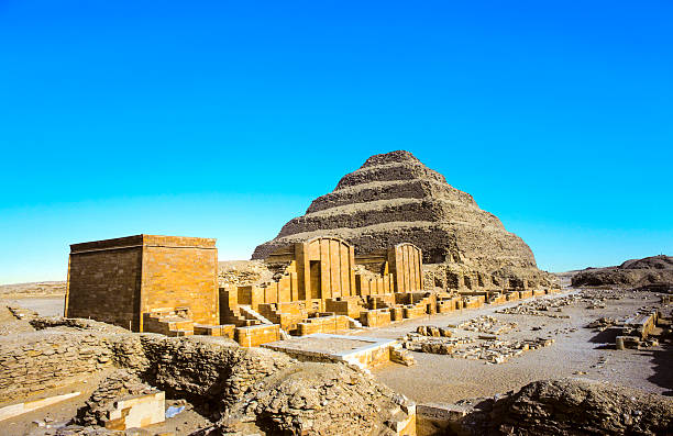 piramide di djoser nel saqqara necropoli, egitto - saqqara foto e immagini stock