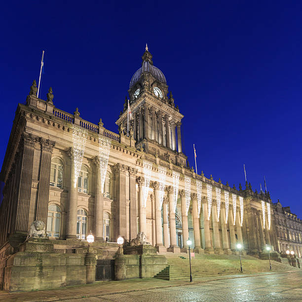 leeds town hall à noite - leeds england leeds town hall night uk - fotografias e filmes do acervo