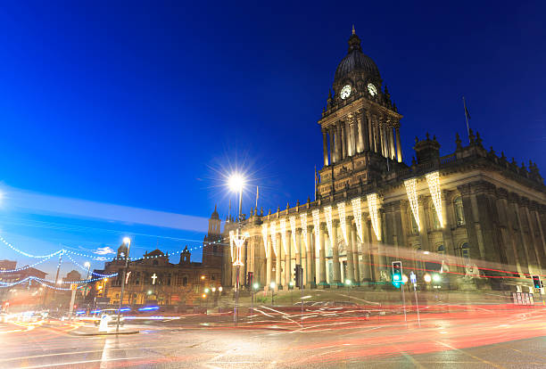 leeds town hall à noite - leeds england town hall leeds town hall uk - fotografias e filmes do acervo