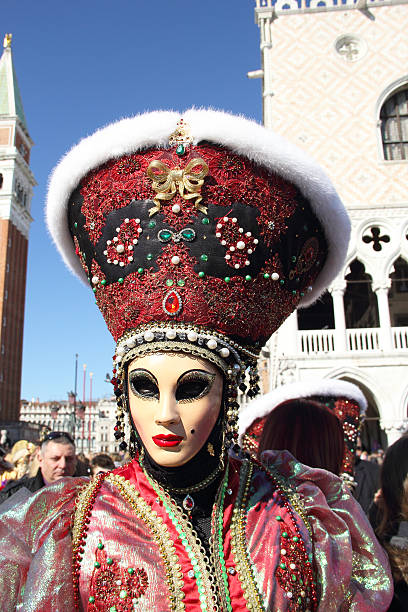 Maschere Di Donna Con Cappello Vistoso Al Carnevale Di Venezia