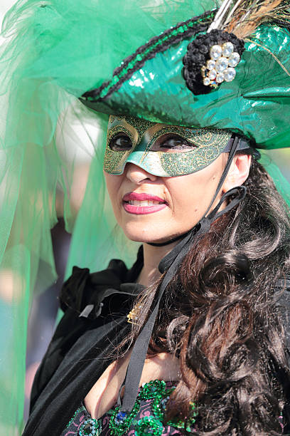 동안 마스킹된 여자 사육제 베니스 - mardi gras carnival peacock mask 뉴스 사진 이미지