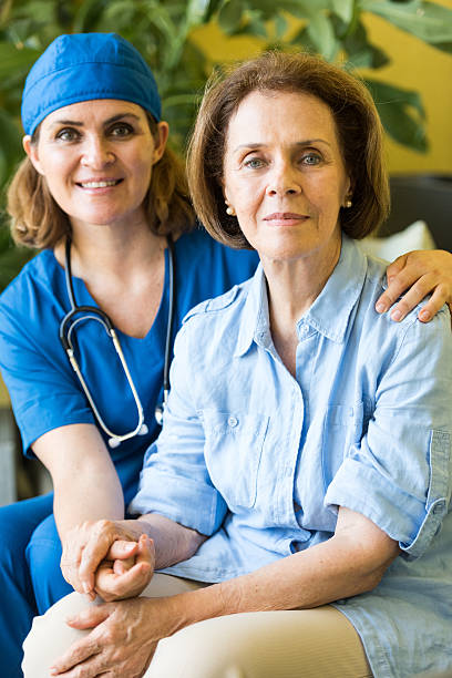 casa saúde - nurse reaching women doctor - fotografias e filmes do acervo