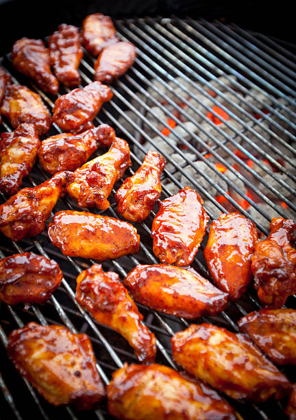 asas de frango ao barbecue - grilled chicken chicken barbecue fire - fotografias e filmes do acervo