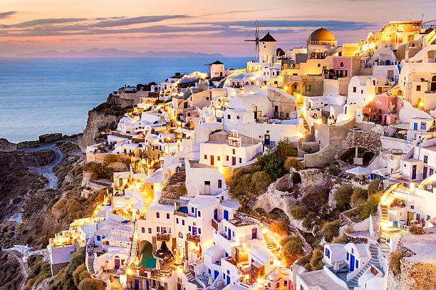 oia sonnenuntergang, santorin, griechenland - sea aegean sea night illuminated stock-fotos und bilder