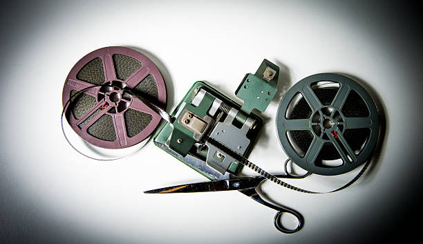 8 mm film reels, film auf klebepresse ans schere - 80ies stock-fotos und bilder