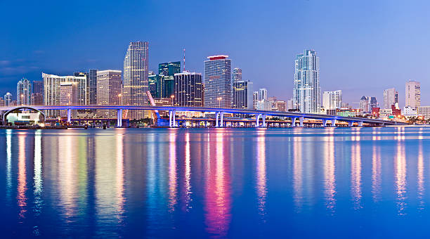 miami downtown skyline della città di notte, stati uniti - miami florida night florida skyline foto e immagini stock