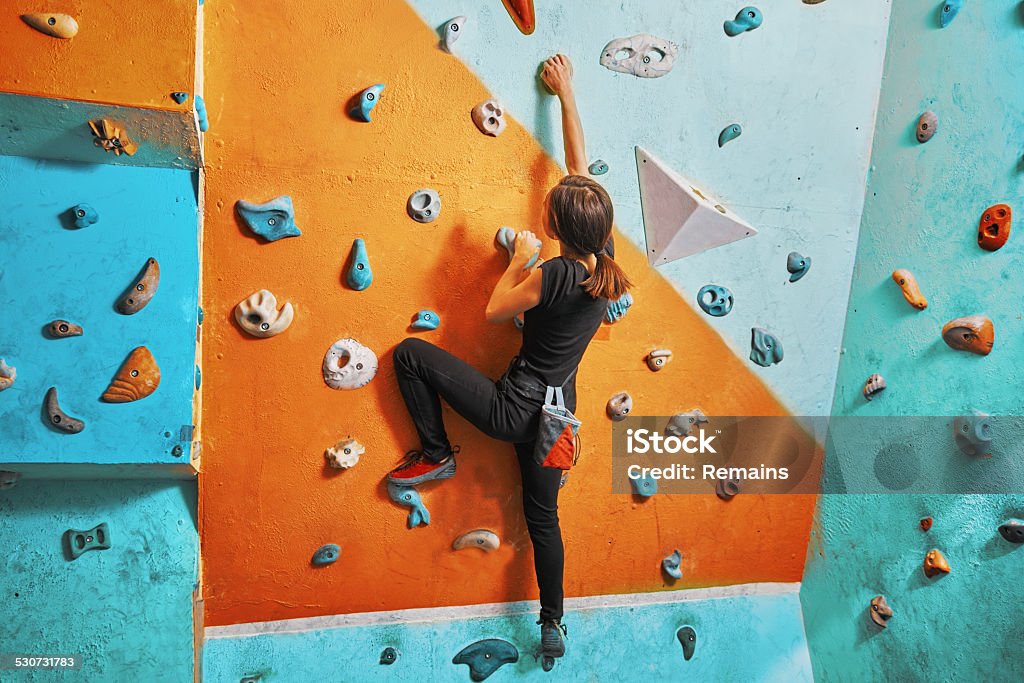 Frau Aufstieg auf Übung wall - Lizenzfrei Bouldering Stock-Foto