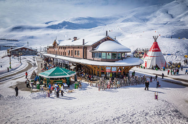 skifahrer entspannen sie beim après ski bars in den alpen der schweiz - switzerland hotel skiing people stock-fotos und bilder