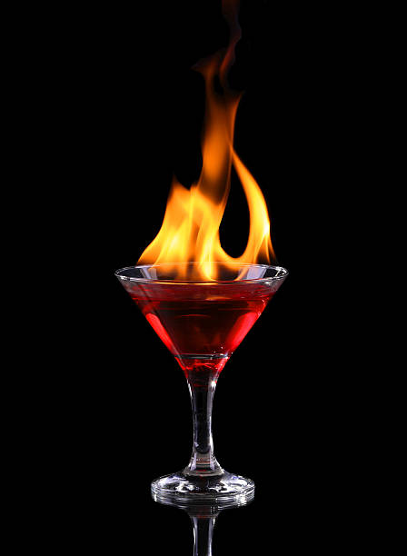 flaming cocktail auf schwarz - martini brand vermouth stock-fotos und bilder