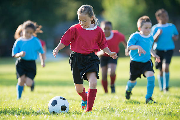 crianças brincando com um jogo de futebol - team sport sports team sport community - fotografias e filmes do acervo