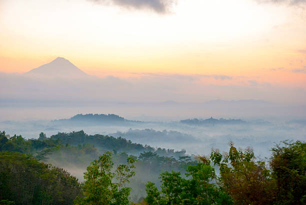 lever du soleil sur le volcan merapi et temple de borobudur, en indonésie - borobudur ruins photos et images de collection