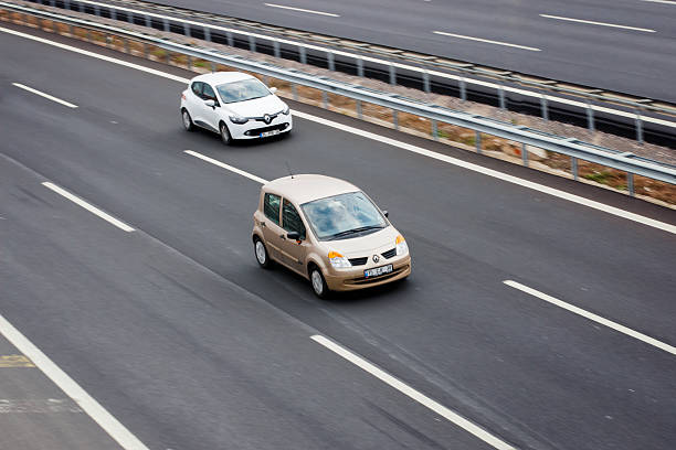 renault panorámica y renault clio - renault scenic fotografías e imágenes de stock