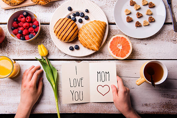матери день состав. поздравительная открытка с завтраком и обедом. - mothers day mother single flower family стоковые фото и изображения