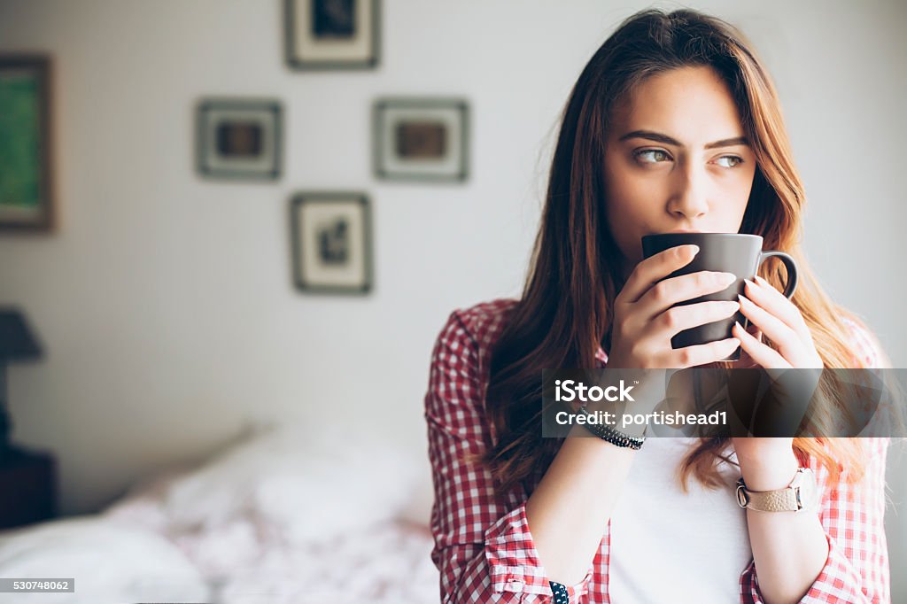Jeune femme debout et de boire du café dans la chambre - Photo de Boire libre de droits