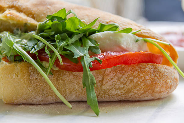 tomaten und rucola und mozarella-sandwich - mozzarella tomato sandwich picnic stock-fotos und bilder