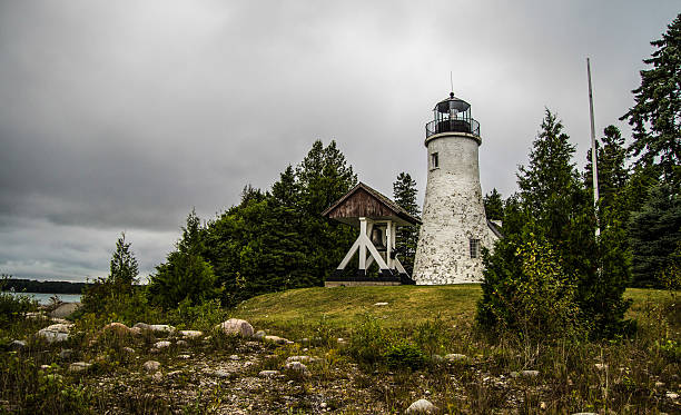 phare vieux de presque isle dans le nord du michigan - travel maine coast region lighthouse lighting equipment photos et images de collection