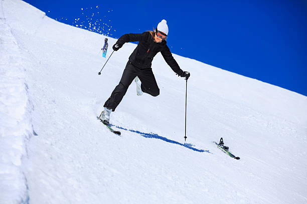 오토클럽 사고 떨어지는 여자 스키어 스키 분리되면 그 역할을 손실이, 폴즈 - ski insurance 뉴스 사진 이미지