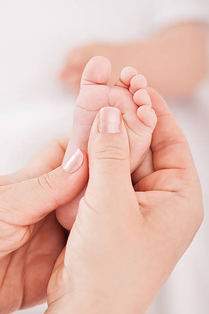 massagem nos pés de bebê - human leg smooth human skin human foot - fotografias e filmes do acervo