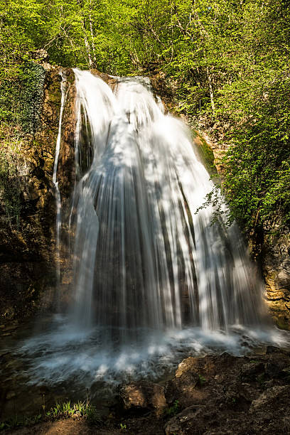 водопад jur-jur-наиболее влиятельной в крым - waterfall river stream mountain стоковые фото и изображения