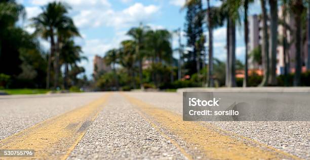 Niedrige Winkelansicht Der Straße Stockfoto und mehr Bilder von Straßenverkehr - Straßenverkehr, Florida - USA, Städtische Straße
