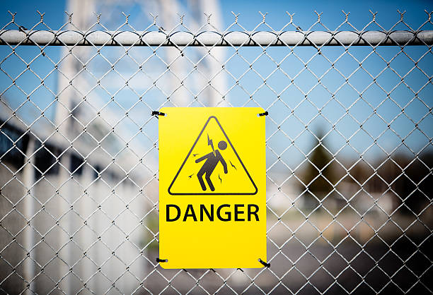 alta tensione di pericolo, segno di pericolo. - topics barbed wire fence chainlink fence foto e immagini stock