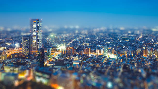 techniques d " effet miniature (tilt maj avec ses bâtiments l'éclairage jusqu'à tokyo - tokyo at night photos et images de collection