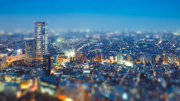 effetto tilt-shift alto aumento edifici illuminazione fino a tokyo - tokyo prefecture city skyline night foto e immagini stock