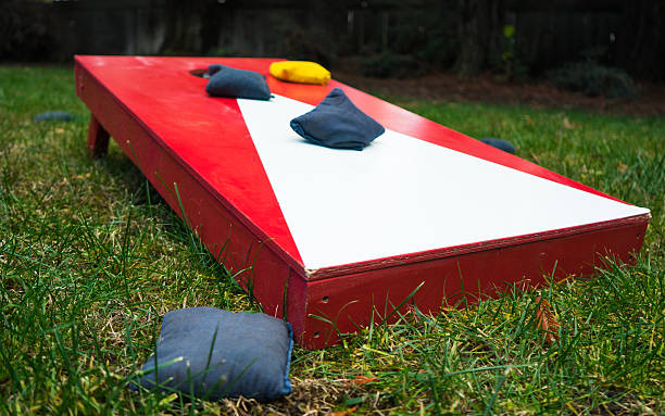 lancement de cornhole jeu de gros plan - cornhole leisure games outdoors color image photos et images de collection