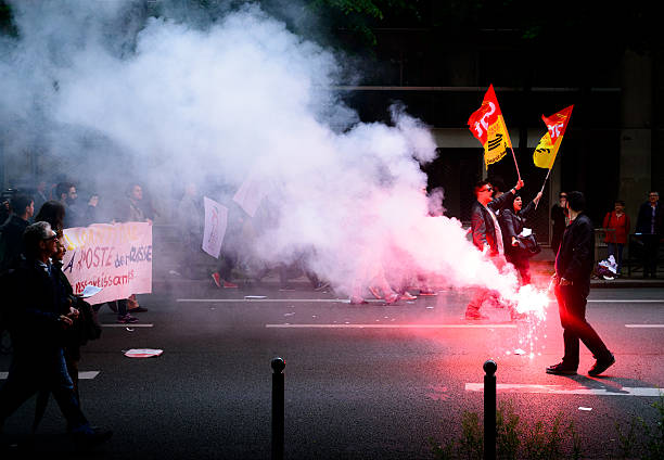 французский союзы и студенты протест в париже, франция - protestor protest strike labor union стоковые фото и изображения