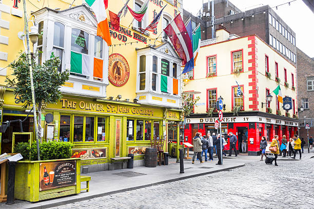 touristes marchant dans le temple bar, dublin, irlande - architectural parts photos et images de collection